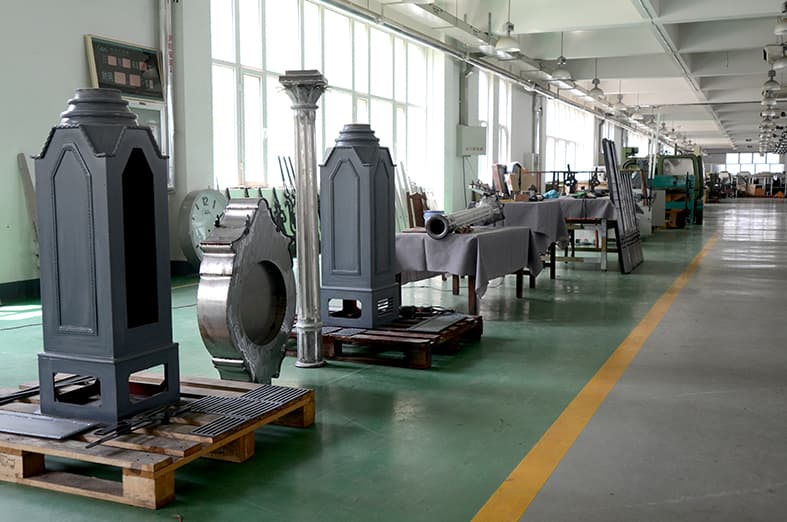 Clock structures and housings arranged in the workshop.